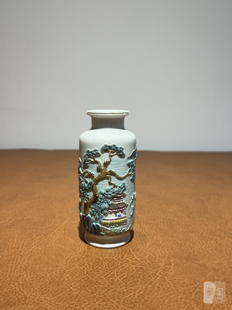 清乾隆 雕塑山水小棒槌瓶